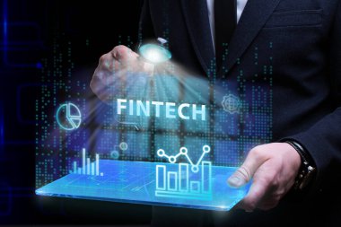 İş, Teknoloji, İnternet ve ağ konsepti. Genç işadamı geleceğin sanal ekranı üzerinde çalışıyor ve Fintech yazısını görüyor.