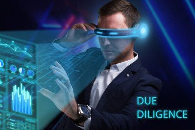 İş, Teknoloji, İnternet ve ağ konsepti. Genç işadamı geleceğin sanal ekranı üzerinde çalışıyor ve yazıyı görüyor: özen