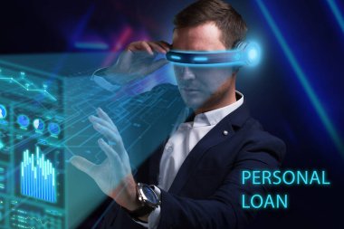 İş, Teknoloji, İnternet ve ağ konsepti. Genç işadamı geleceğin sanal ekranı üzerinde çalışıyor ve yazıyı görüyor: kişisel kredi