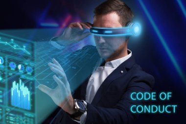 İş, Teknoloji, İnternet ve ağ konsepti. Genç işadamı geleceğin sanal ekranı üzerinde çalışıyor ve yazıyı görüyor: davranış kuralları