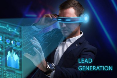 İş, Teknoloji, İnternet ve ağ konsepti. Genç işadamı geleceğin sanal ekranında çalışıyor ve yazıyı görüyor: lider nesil.