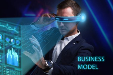 İş, Teknoloji, İnternet ve ağ konsepti. Genç işadamı geleceğin sanal ekranı üzerinde çalışıyor ve yazıyı görüyor: iş modeli