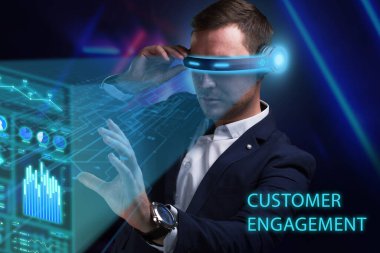 İş, Teknoloji, İnternet ve ağ konsepti. Genç işadamı geleceğin sanal ekranı üzerinde çalışıyor ve yazıyı görüyor: müşteri ilişkileri