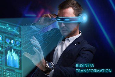 İş, Teknoloji, İnternet ve ağ konsepti. Genç işadamı geleceğin sanal ekranı üzerinde çalışıyor ve yazıyı görüyor: iş dönüşümü