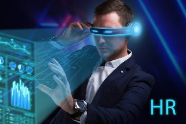 İş, Teknoloji, İnternet ve ağ konsepti. Genç işadamı geleceğin sanal ekranı üzerinde çalışıyor ve yazıyı görüyor: