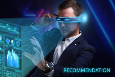 İş, Teknoloji, İnternet ve ağ konsepti. Genç işadamı geleceğin sanal ekranı üzerinde çalışıyor ve yazıyı görüyor: tavsiye