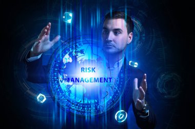 İş, Teknoloji, İnternet ve ağ konsepti. Genç işadamı geleceğin sanal ekranında çalışıyor ve 