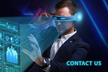 İş, Teknoloji, İnternet ve ağ konsepti. Genç işadamı geleceğin sanal ekranı üzerinde çalışıyor ve yazıyı görüyor: