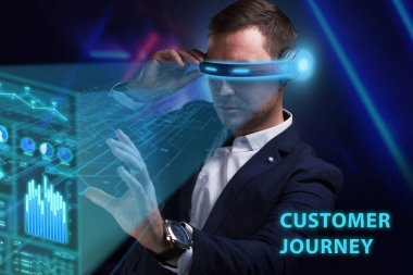 İş, Teknoloji, İnternet ve ağ konsepti. Genç işadamı geleceğin sanal ekranında çalışıyor ve yazıyı görüyor: müşteri seyahati