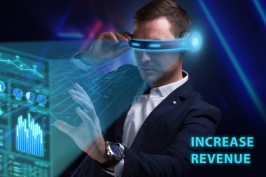 İş, Teknoloji, İnternet ve ağ konsepti. Genç işadamı geleceğin sanal ekranı üzerinde çalışıyor ve yazıyı görüyor: gelirin artırılması.