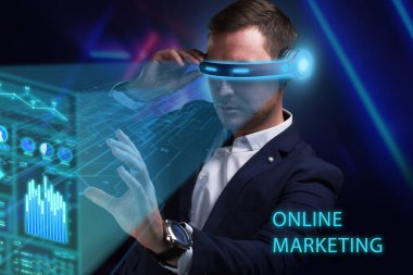 İş, Teknoloji, İnternet ve ağ konsepti. Genç işadamı geleceğin sanal ekranı üzerinde çalışıyor ve yazıyı görüyor: çevrimiçi pazarlama