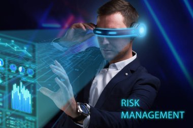 İş, Teknoloji, İnternet ve ağ konsepti. Genç işadamı geleceğin sanal ekranında çalışıyor ve 