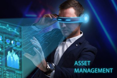 İş, Teknoloji, İnternet ve ağ konsepti. Genç işadamı geleceğin sanal ekranı üzerinde çalışıyor ve yazıyı görüyor: varlık yönetimi