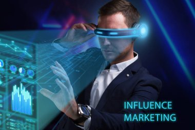 İş, Teknoloji, İnternet ve ağ konsepti. Genç işadamı geleceğin sanal ekranı üzerinde çalışıyor ve yazıyı görüyor: nüfuz pazarlaması