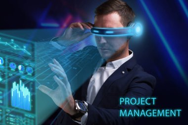 İş, Teknoloji, İnternet ve ağ konsepti. Genç işadamı geleceğin sanal ekranı üzerinde çalışıyor ve yazıyı görüyor: proje yönetimi