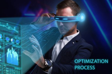 İş, Teknoloji, İnternet ve ağ konsepti. Genç işadamı geleceğin sanal ekranı üzerinde çalışıyor ve yazıyı görüyor: optimizasyon süreci