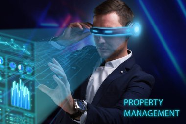 İş, Teknoloji, İnternet ve ağ konsepti. Genç işadamı geleceğin sanal ekranı üzerinde çalışıyor ve yazıyı görüyor: mülkiyet yönetimi