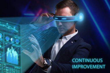 İş, Teknoloji, İnternet ve ağ konsepti. Genç işadamı geleceğin sanal ekranı üzerinde çalışıyor ve yazıyı görüyor: sürekli gelişme