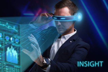 İş, Teknoloji, İnternet ve ağ konsepti. Genç işadamı geleceğin sanal bir ekranı üzerinde çalışıyor ve yazıyı görüyor: