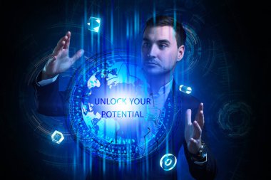İş, Teknoloji, İnternet ve ağ konsepti. Genç işadamı geleceğin sanal ekranı üzerinde çalışıyor ve yazıyı görüyor: potansiyelinizin kilidini açın