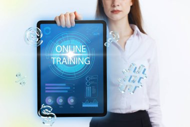 İş, Teknoloji, İnternet ve ağ konsepti. Genç işadamı geleceğin sanal ekranı üzerinde çalışıyor ve yazıyı görüyor: çevrimiçi eğitim