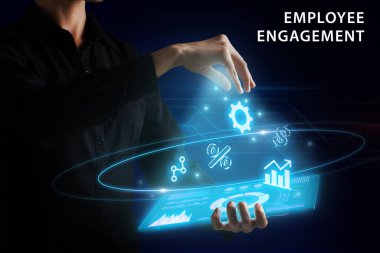 İş, Teknoloji, İnternet ve ağ konsepti. Genç işadamı geleceğin sanal ekranı üzerinde çalışıyor ve yazıyı görüyor: çalışanların bağlılığı