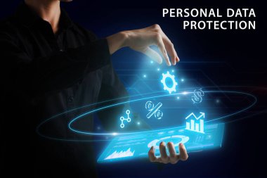 İş, Teknoloji, İnternet ve ağ konsepti. Genç işadamı geleceğin sanal ekranı üzerinde çalışıyor ve yazıyı görüyor: kişisel veri koruması