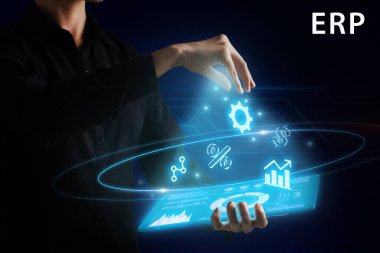 İş, Teknoloji, İnternet ve ağ konsepti. Genç işadamı geleceğin sanal ekranı üzerinde çalışıyor ve yazıyı görüyor: ERP