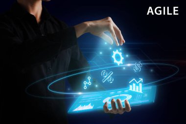 İş, Teknoloji, İnternet ve ağ konsepti. Genç işadamı geleceğin sanal ekranında çalışıyor ve yazıyı görüyor: çevik