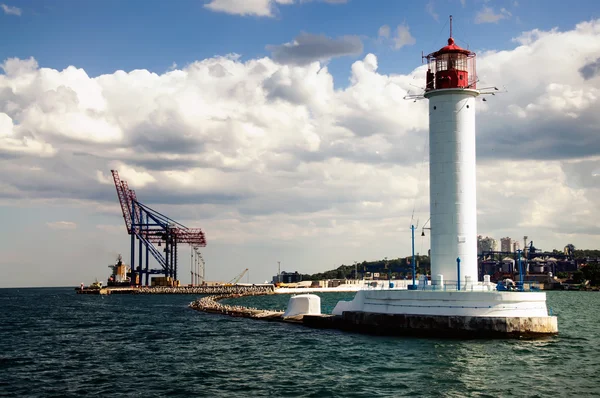 Güneşli Odessa şehir yılında deniz feneri