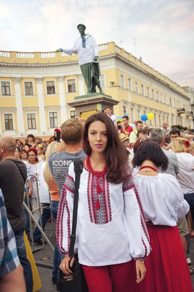 Dość ukraiński kobieta w okresie letnim na dzień niepodległości Ukrainy. — Zdjęcie stockowe
