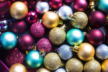 Çok renkli Noel balolarının en üst görüntüsü. Parlak renkli yeni yıl ağaç oyuncakları. Tatil arkaplan kompozisyonu. Düz tabaka. Davetiye geçmişi. Yuvarlak parti dekorasyonları