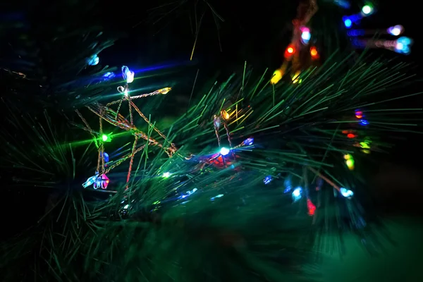 Luzes coloridas de Ano Novo em árvore de Ano Novo. Guirlanda de Natal no escuro. Iluminação e conceito de decoração de festa. Fundo e imagem papel de parede. Espaço para cópia. Fechar foto, fundo borrado — Fotografia de Stock