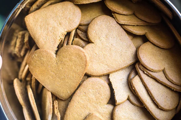 Kalp şeklinde zencefilli bisküviler. Aşk konulu arka plan ya da duvar kağıdı. Aziz Sevgililer Günü 'nün tatlı kalpleri. Çay için fırın. Bir sürü zencefilli ekmek. Kopyalama alanı ile kapat.