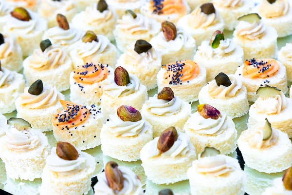 Balık kremalı, fıstıklı ve haşhaş tohumlu küçük kanepeler. Düğün için yemek servisi yapıyorum. Çapraz kompozisyon. Beyaz ekmek tabanlı sandviç. Glüten atıştırmalıkları. Lezzetli gurme yemek artığı. 