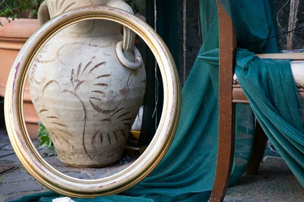 Deniz mavisi aksanlı şık seramikler, basamaklarda vazolar ve tekstil içeren bohem esinlenilmiş kurulum