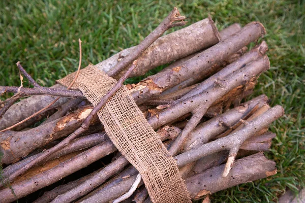 Yaratıcı projeler için dal desteleri, doğal çubuklar ve çiçek desenleri için çuval bezi.