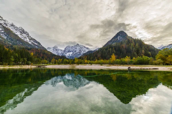 Jasna Gölü manzarası, arka planda Prik dağları bulunan Sloven kasabası Kranjska Gora yakınlarındaki bir alp gölü.