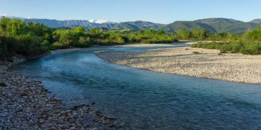 Rizzolo, Udine (İtalya) - Udine kasabasının doğu yakasındaki Alpler yakınlarında doğal yatağında akan Torre nehri