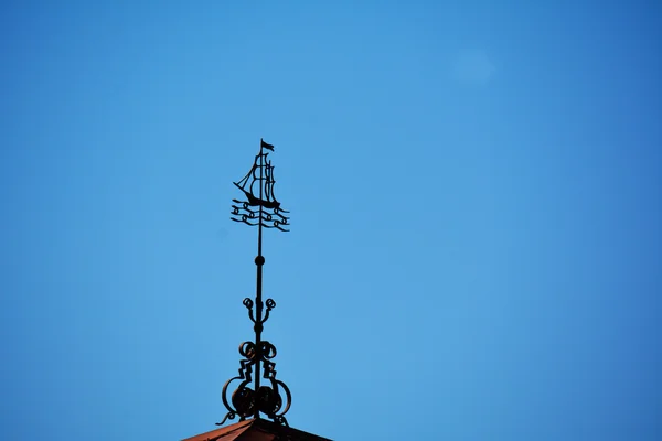 Metalen spits in de vorm van het schip op het dak — Stockfoto