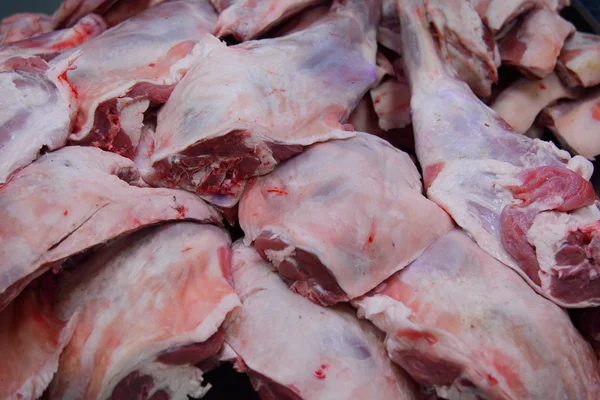 Carne cruda para la venta en el mercado — Foto de Stock