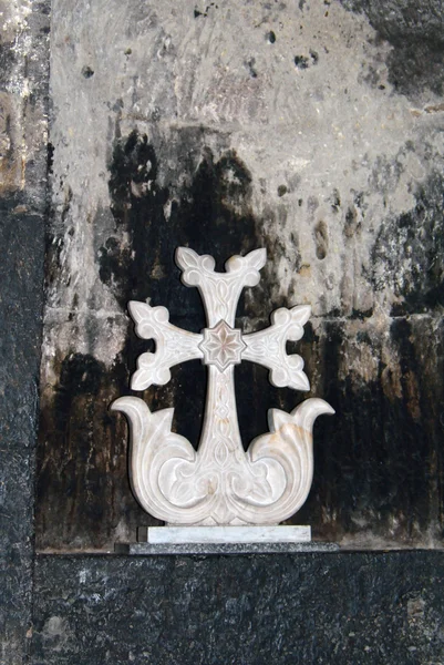 Белый каменный крест — стоковое фото