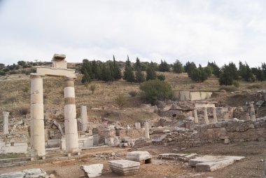 yıkık mermer kemer