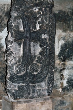 ile bir oyulmuş taş çapraz