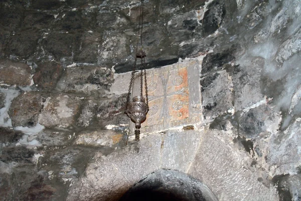 Έναν τοίχο με ένα σκαλιστό σταυρό — Φωτογραφία Αρχείου