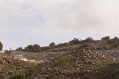 Bina ve kazık kalıntıları