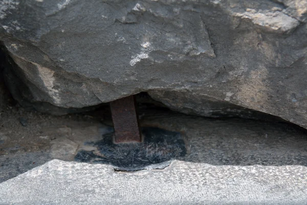 Conexión de piedra con el perno de metal — Foto de Stock