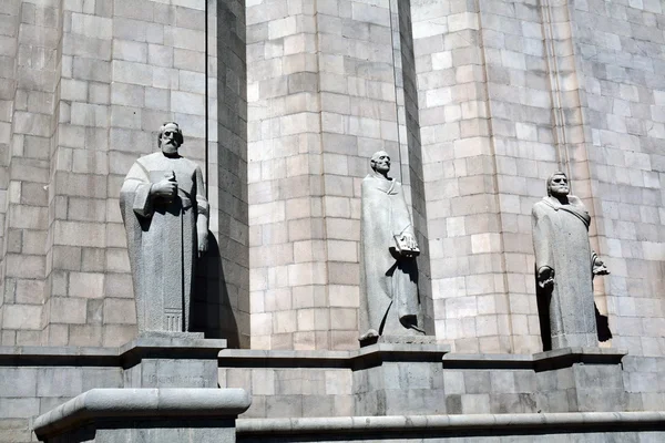 Le mur du musée Matenadaram, Arménie, avec des statues — Photo