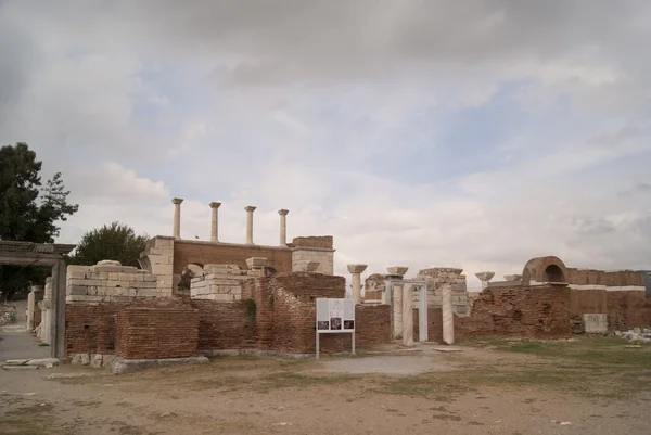 Kilise kalıntıları ve turist — Stok fotoğraf