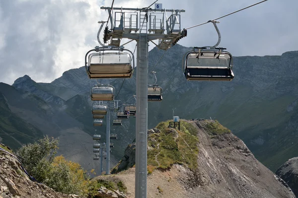 Dağlarda Kayak chairlifts — Stok fotoğraf